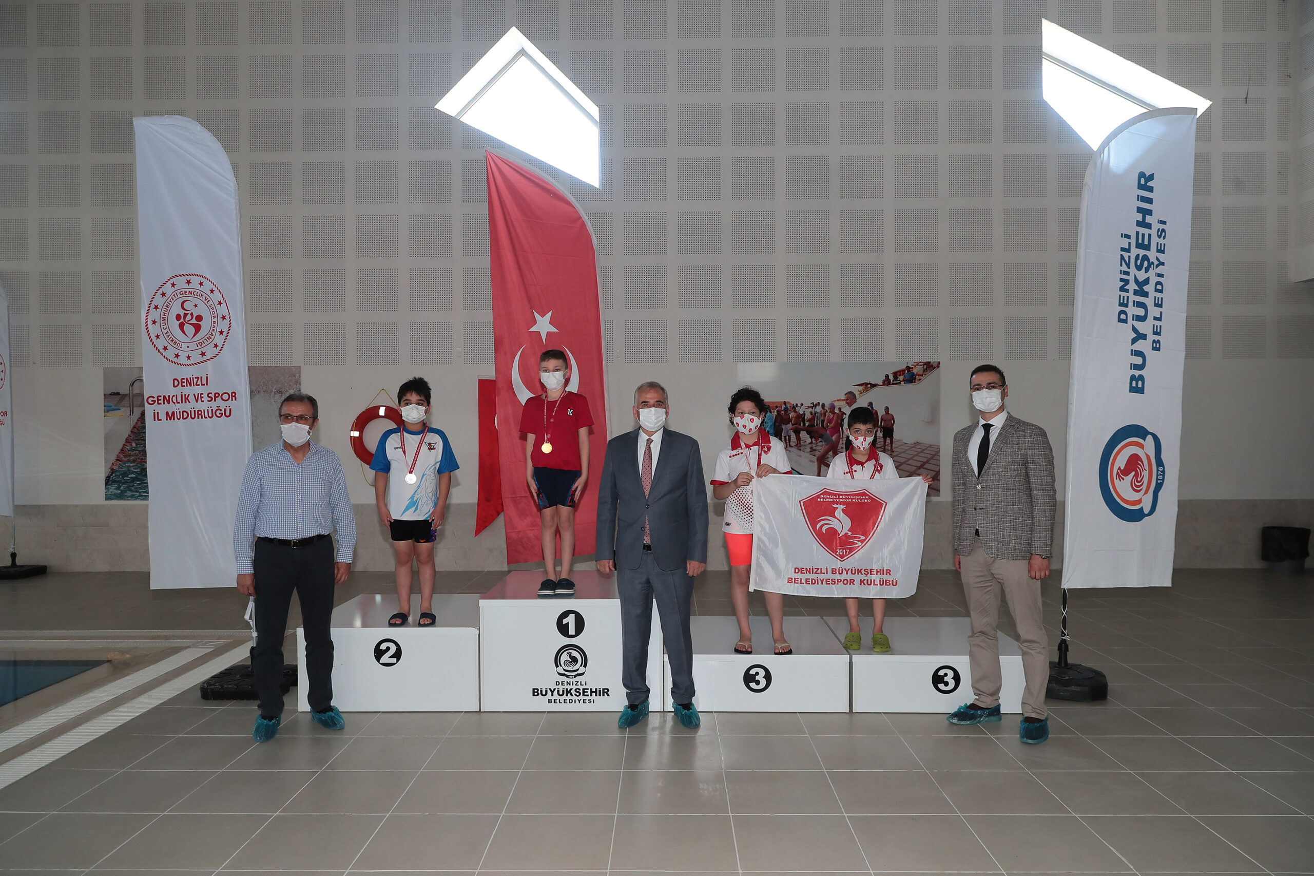 Madalyalar Baskan Zolandan 4 scaled - Büyükşehir yüzme yarışlarına ev sahipliği yaptı
