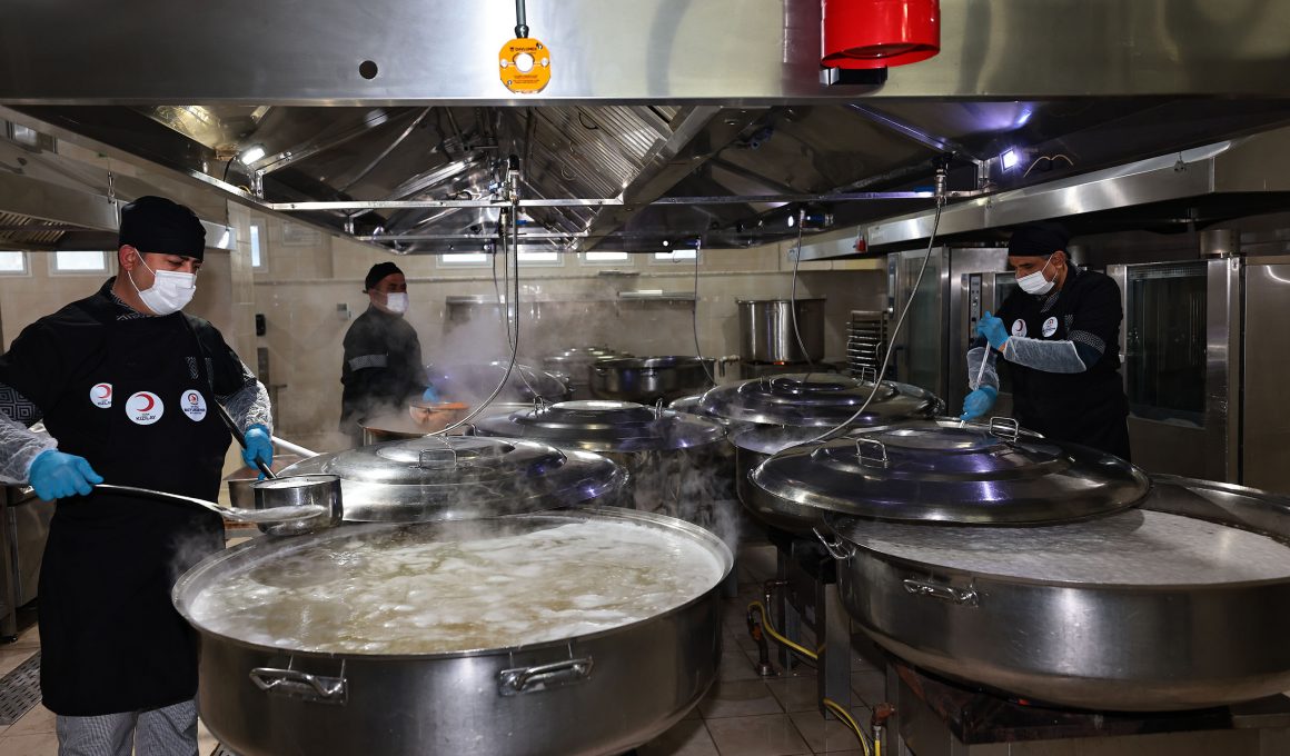 Asevi ilk yemeklerini afetzedeler icin hazirladi 3 - Denizli’ye gelen depremzedelerin sıcak yemekleri Büyükşehir’den