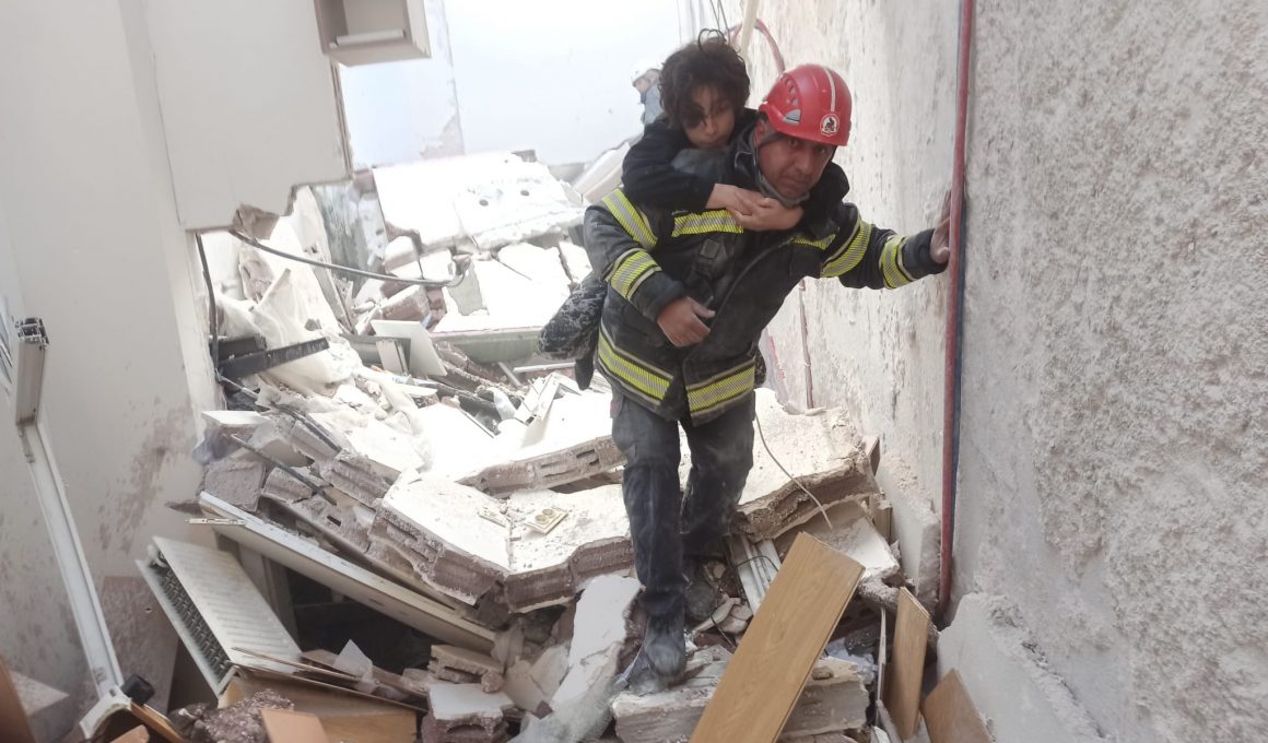Buyuksehir ekipleri hayat kurtarmaya devam ediyor 1 - Büyükşehir ekipleri hayat kurtarmaya devam ediyor