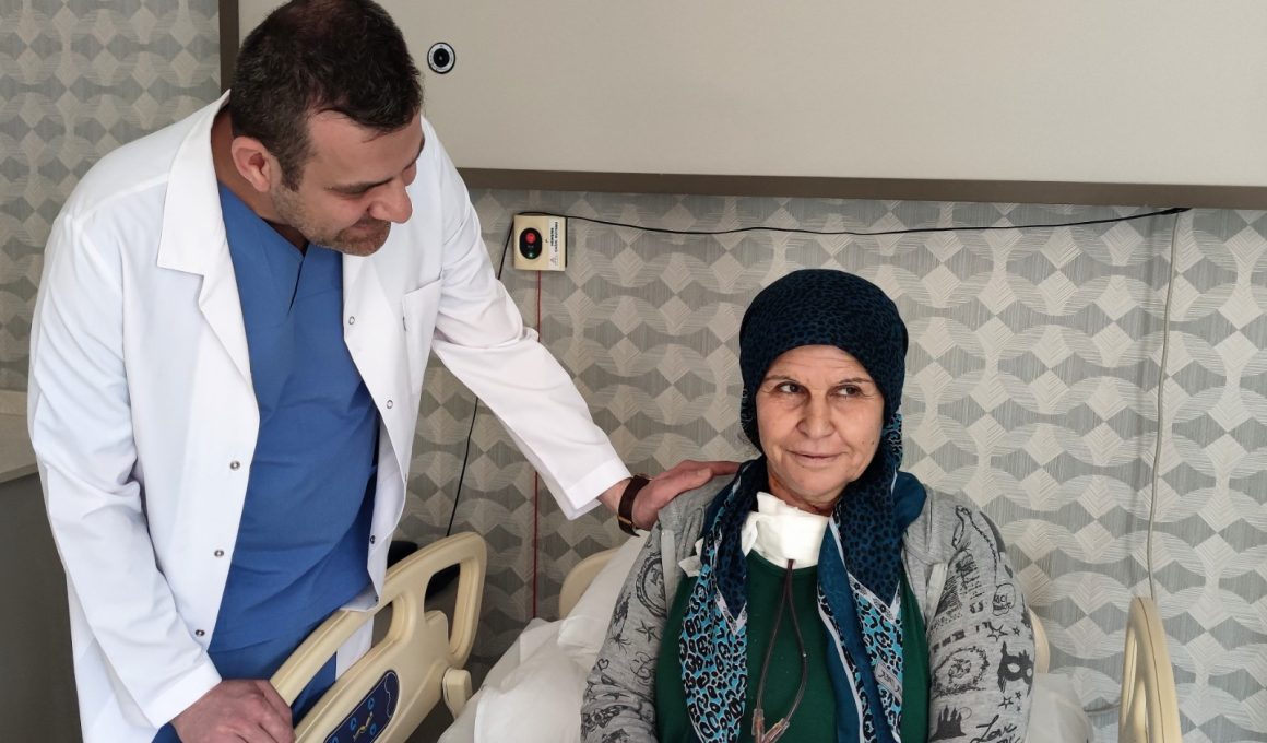 1EGEKENT - Daha önce 3 kez ameliyat olduğu tiroid kanserinden Egekent Hastanesi’nde kurtuldu